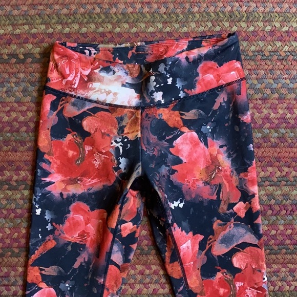 RED & BLACK FLORAL KIRAGRACE YOGA LEGGINGS - Picture 2 of 4